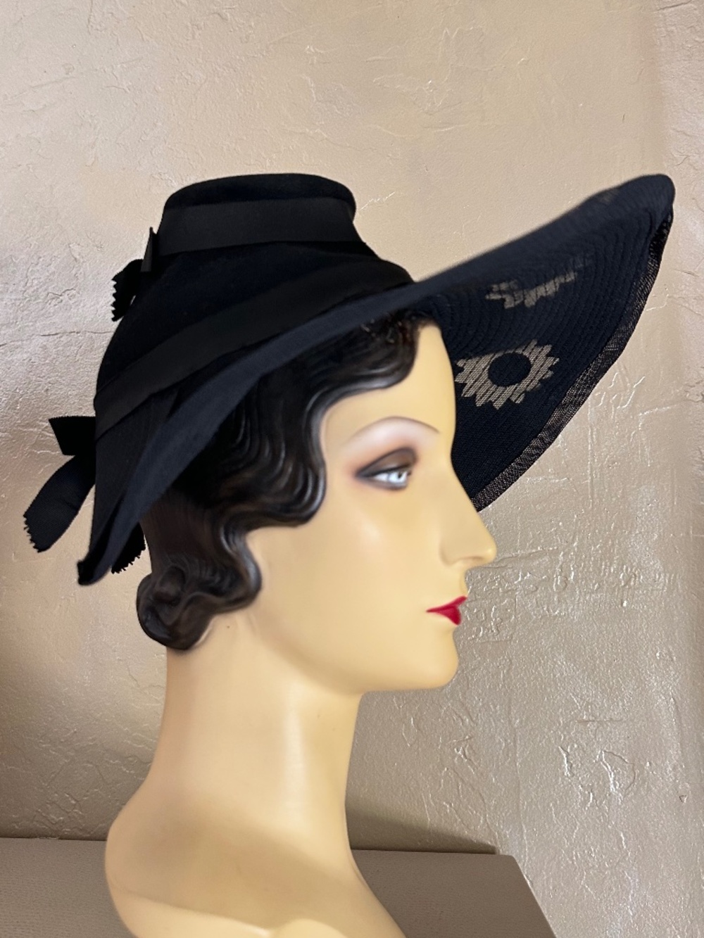 STANDOUT 1940s' BLACK FELT/CRIN WDE BRIM HAT + "FLOWER" CUTOUTS & UNIQUE CROWN